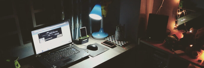Schreibtischlampe im Dunkeln